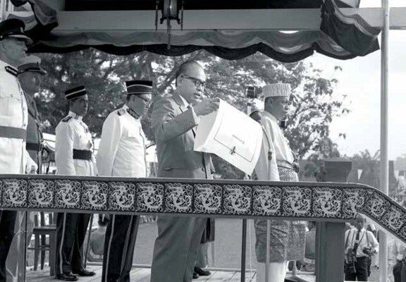 Ketua Menteri Sarawak pertama, Tan Sri Datuk Amar Stephen Kalong Ningkan membacakan pengisytiharan kemerdekaan Sarawak.