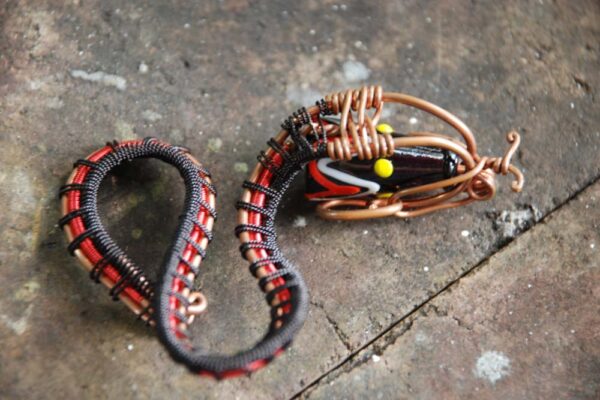 以排灣族百步蛇傳說為設計主軸的項鍊吊飾